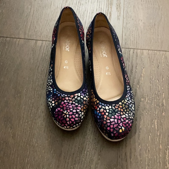 Gabor Patterned wedge shoe. Sizing is 4 1/2 UK but converts to size 7 US. - Picture 2 of 4